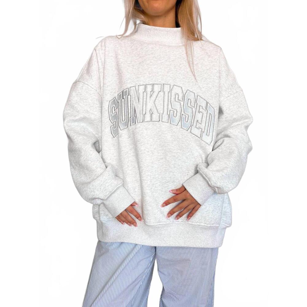 NEW SUNKISSED COCONUT mockneck embroider sweatshirt in pearl grey